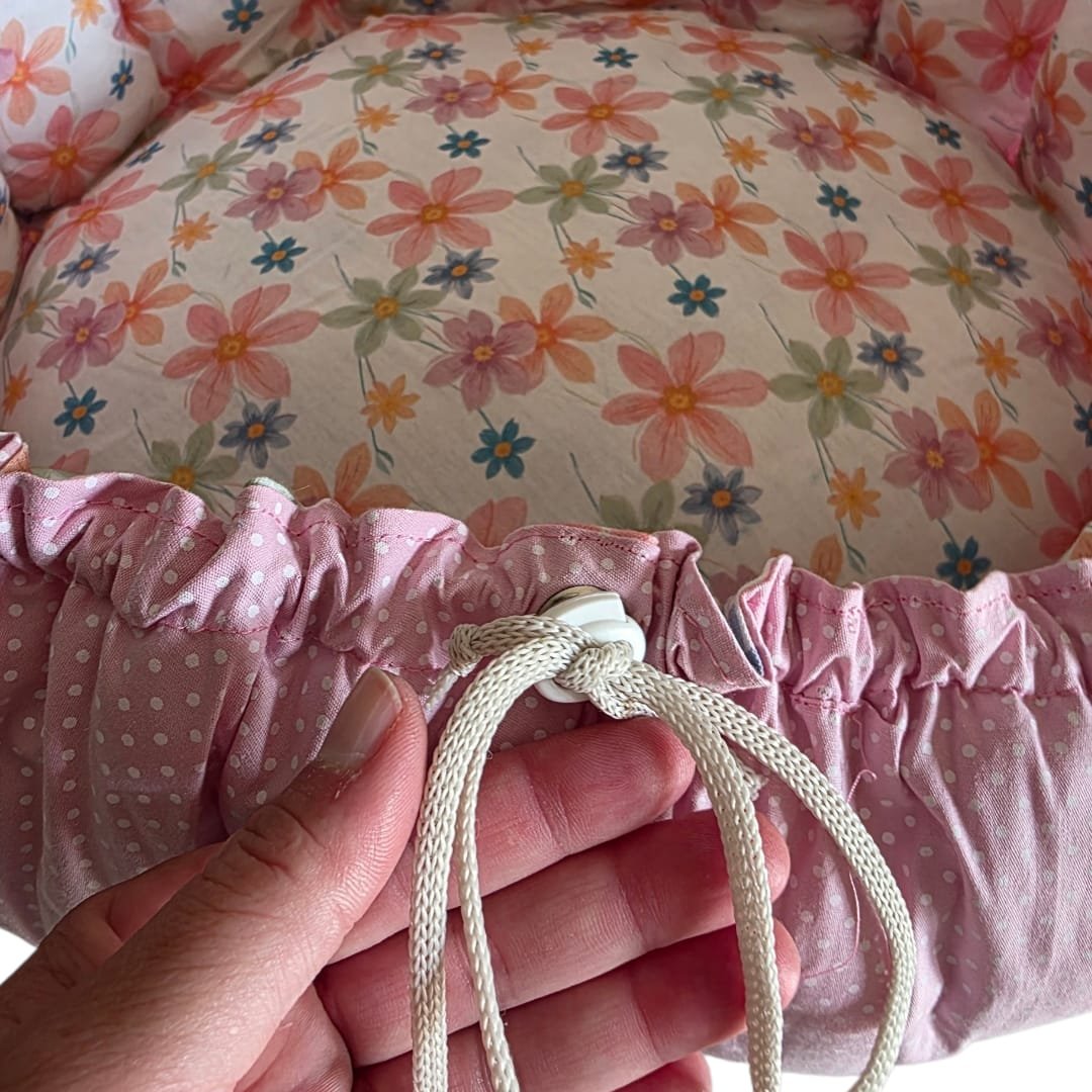 Cama Redonda Gomos P - Flores Delicadas - Rosa - com zíper - Imagem 4